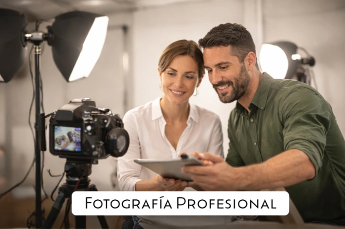 Fotógrafo de estudio realizando sesión profesional con equipo Almaluz